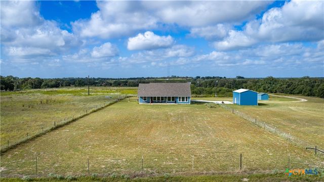 5476 County Road 427, Stockdale, TX 78160