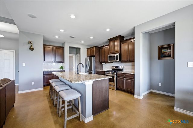5476 County Road 427, Stockdale, TX 78160