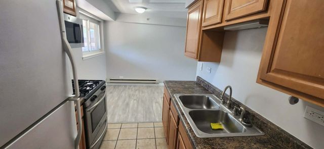 1910 W HATHERLEIGH Court 2D, Mount Prospect, IL 60056