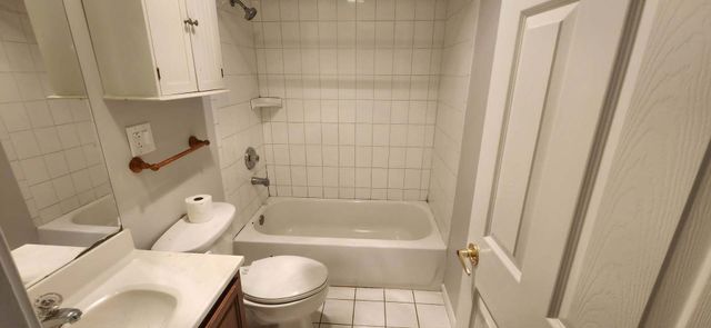 1910 W HATHERLEIGH Court 2D, Mount Prospect, IL 60056