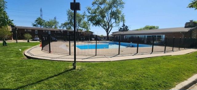 1910 W HATHERLEIGH Court 2D, Mount Prospect, IL 60056