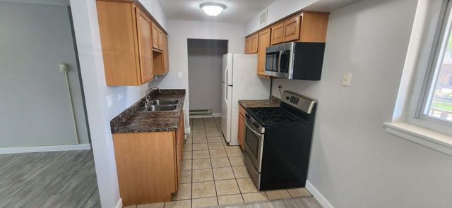 1910 W HATHERLEIGH Court 2D, Mount Prospect, IL 60056