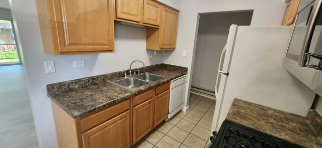 1910 W HATHERLEIGH Court 2D, Mount Prospect, IL 60056