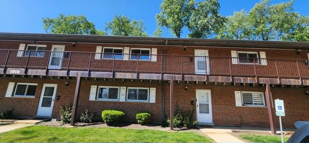 1910 W HATHERLEIGH Court 2D, Mount Prospect, IL 60056