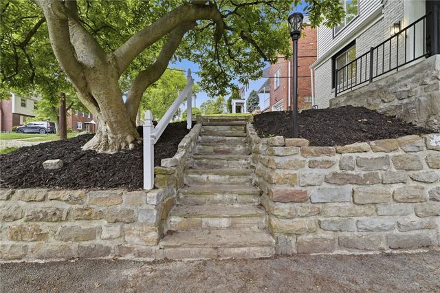 814 Fruithurst Dr, Mt Lebanon, PA 15228