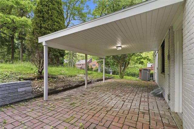 814 Fruithurst Dr, Mt Lebanon, PA 15228