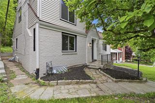 814 Fruithurst Dr, Mt Lebanon, PA 15228