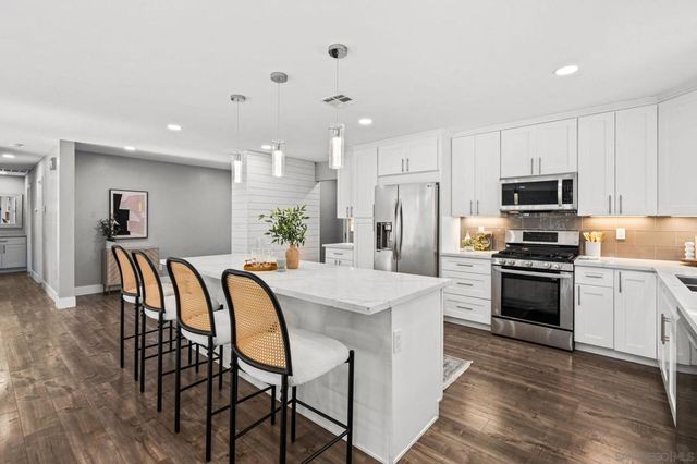 10059 Estrella Dr, La Mesa, CA 91941