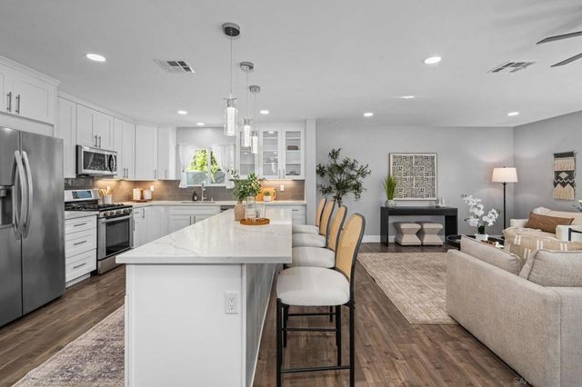 10059 Estrella Dr, La Mesa, CA 91941