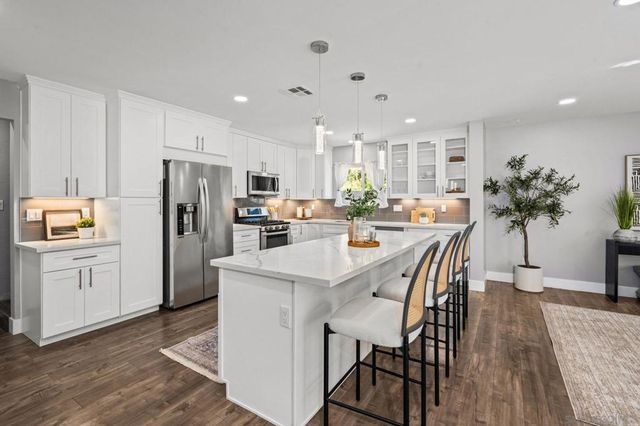 10059 Estrella Dr, La Mesa, CA 91941