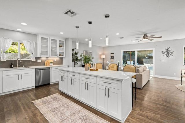 10059 Estrella Dr, La Mesa, CA 91941