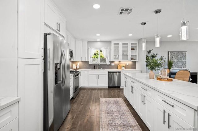 10059 Estrella Dr, La Mesa, CA 91941