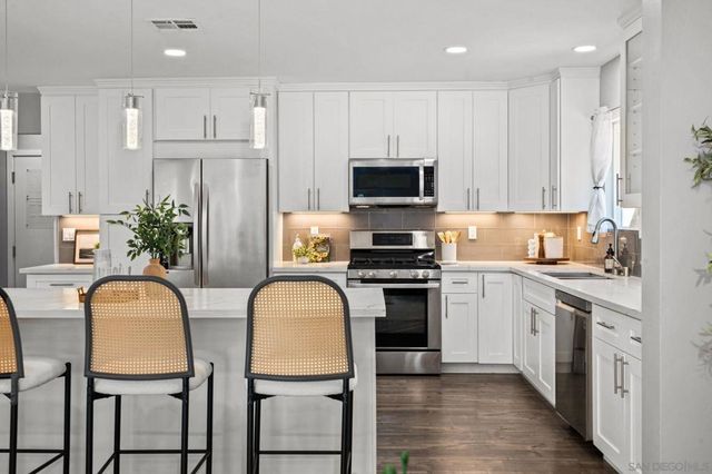 10059 Estrella Dr, La Mesa, CA 91941