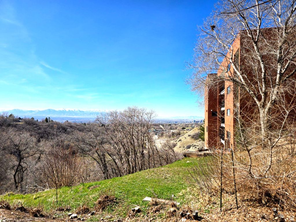 Image 5 of property listing at 850 S DONNER WAY #300, Salt Lake City, UT 84108