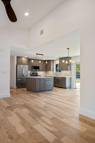 2001 Ohlen RD, Austin, TX 78757