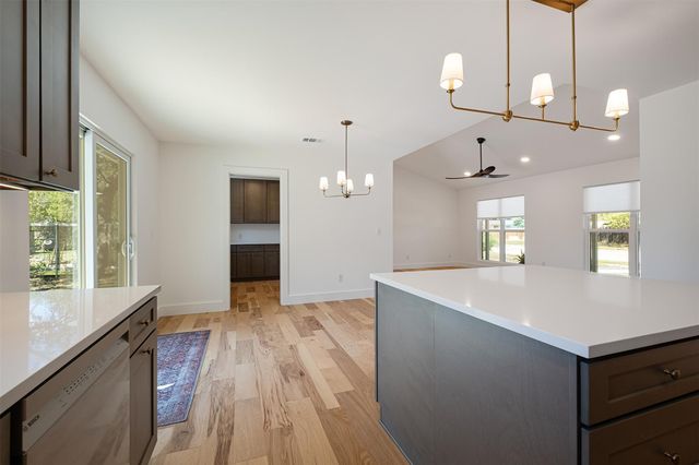 2001 Ohlen RD, Austin, TX 78757