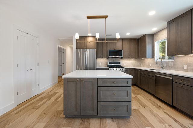 2001 Ohlen RD, Austin, TX 78757