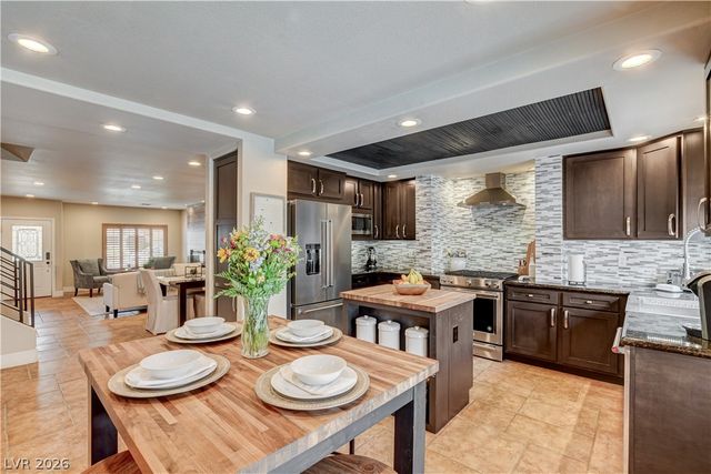 864 Eureka Falls Court, Henderson, NV 89052
