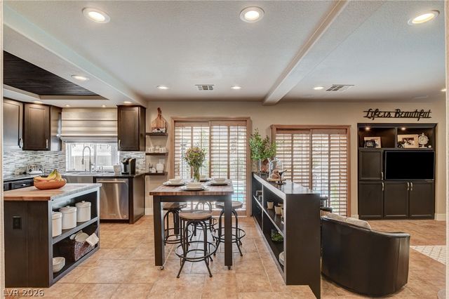 864 Eureka Falls Court, Henderson, NV 89052
