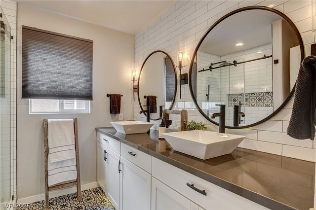 864 Eureka Falls Court, Henderson, NV 89052