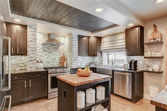864 Eureka Falls Court, Henderson, NV 89052