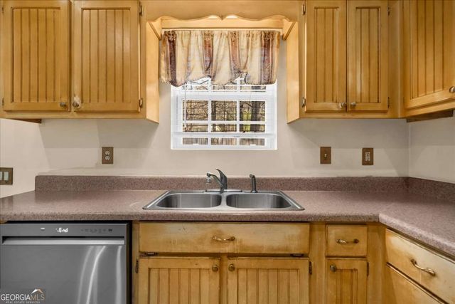 212 Whispering Pine Circle NE, White, GA 30184