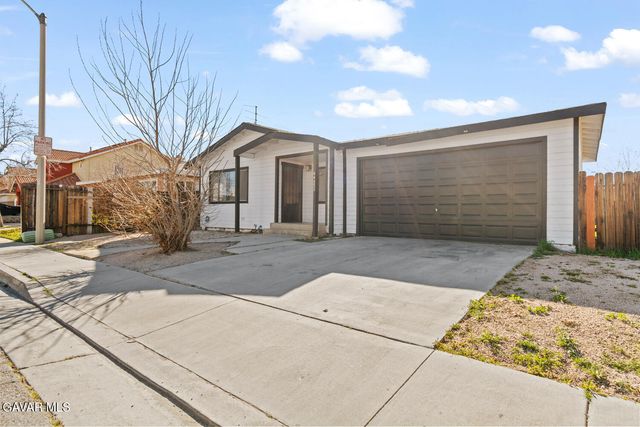 44053 Canyon Way, Lancaster, CA 93535