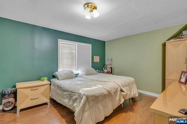 60 Westview Drive, Bergenfield, NJ 07621