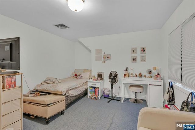 60 Westview Drive, Bergenfield, NJ 07621