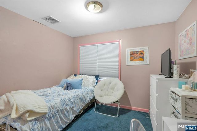 60 Westview Drive, Bergenfield, NJ 07621