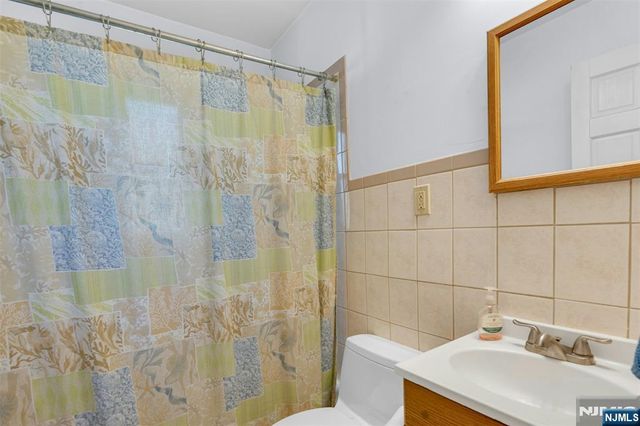 60 Westview Drive, Bergenfield, NJ 07621