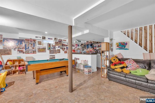 60 Westview Drive, Bergenfield, NJ 07621