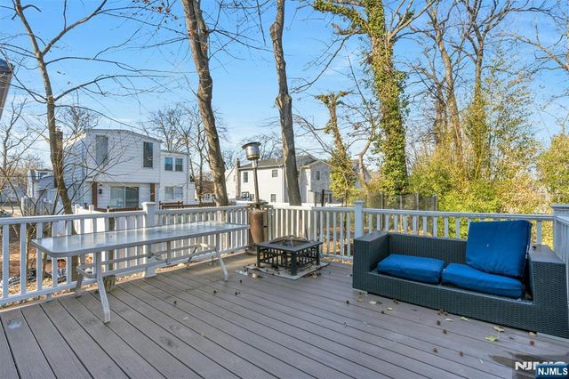 60 Westview Drive, Bergenfield, NJ 07621