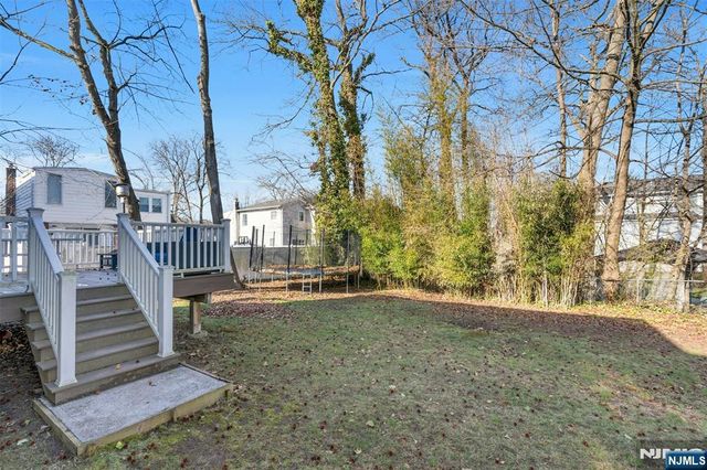 60 Westview Drive, Bergenfield, NJ 07621