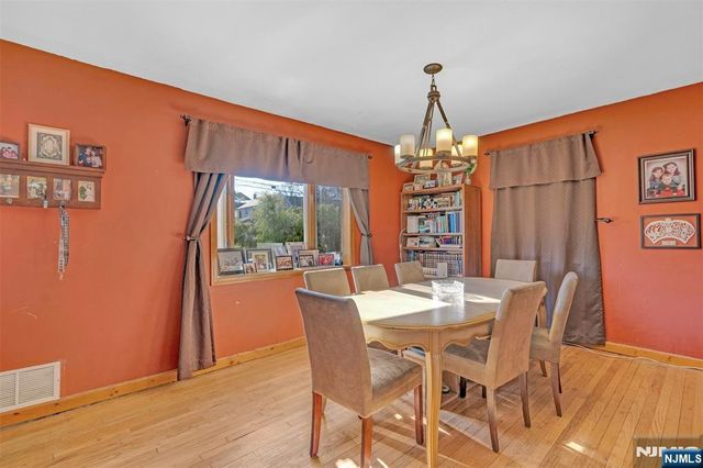 60 Westview Drive, Bergenfield, NJ 07621