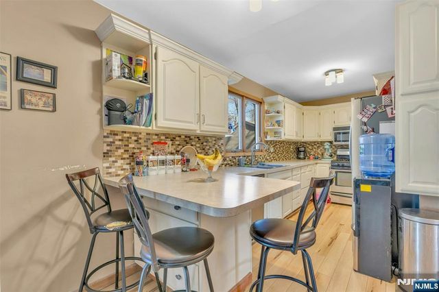 60 Westview Drive, Bergenfield, NJ 07621