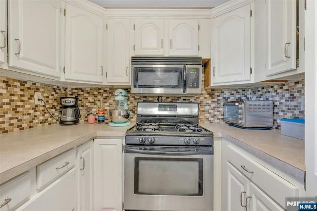 60 Westview Drive, Bergenfield, NJ 07621