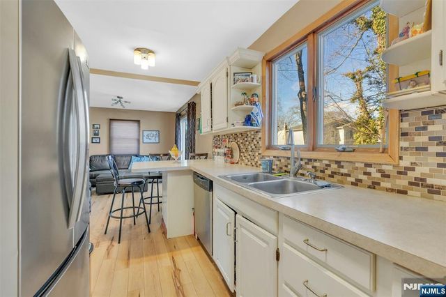 60 Westview Drive, Bergenfield, NJ 07621