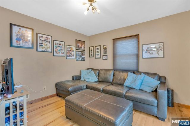 60 Westview Drive, Bergenfield, NJ 07621