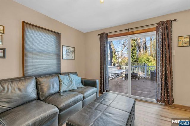 60 Westview Drive, Bergenfield, NJ 07621