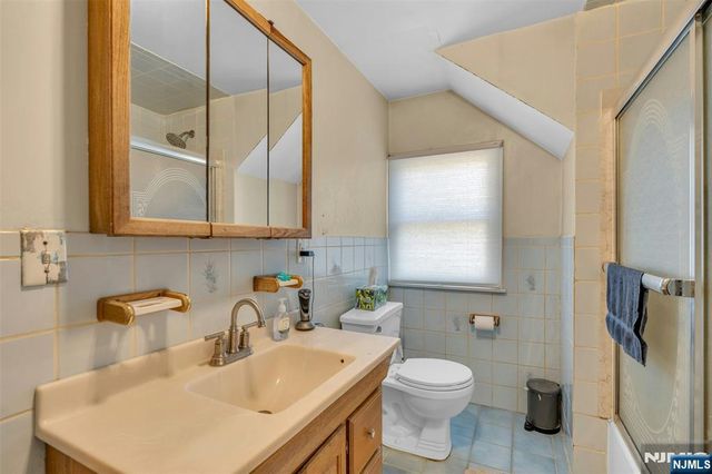 60 Westview Drive, Bergenfield, NJ 07621