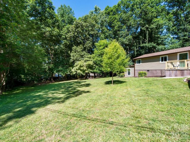 425 Lyndhurst Drive, Hendersonville, NC 28791