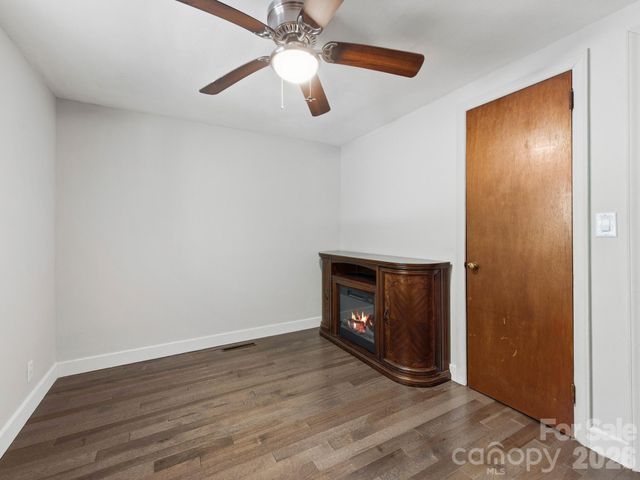 425 Lyndhurst Drive, Hendersonville, NC 28791