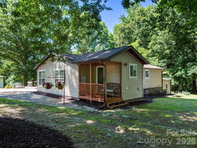 425 Lyndhurst Drive, Hendersonville, NC 28791