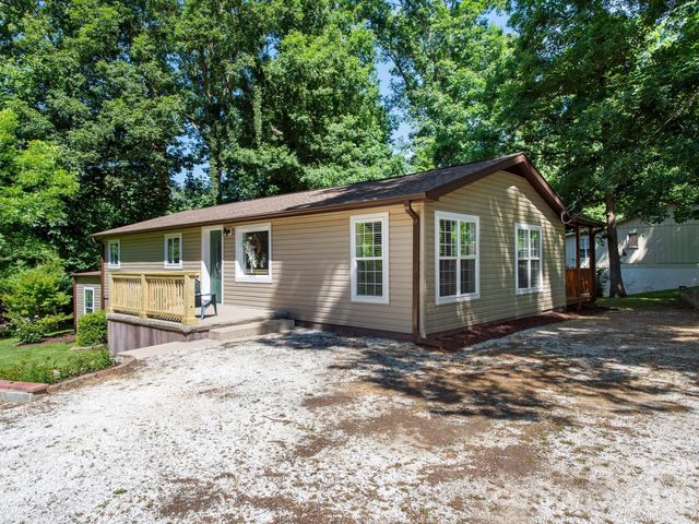 425 Lyndhurst Drive, Hendersonville, NC 28791