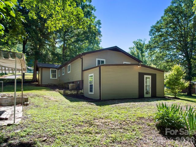 425 Lyndhurst Drive, Hendersonville, NC 28791