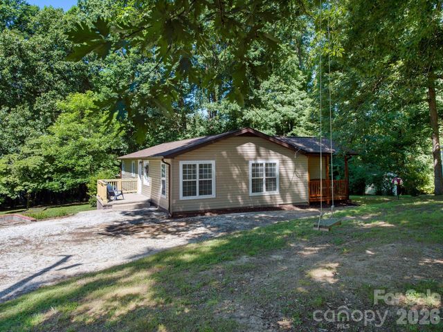 425 Lyndhurst Drive, Hendersonville, NC 28791