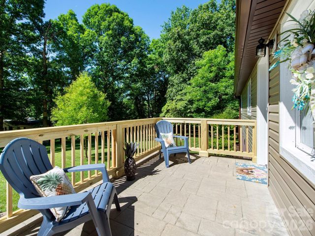 425 Lyndhurst Drive, Hendersonville, NC 28791