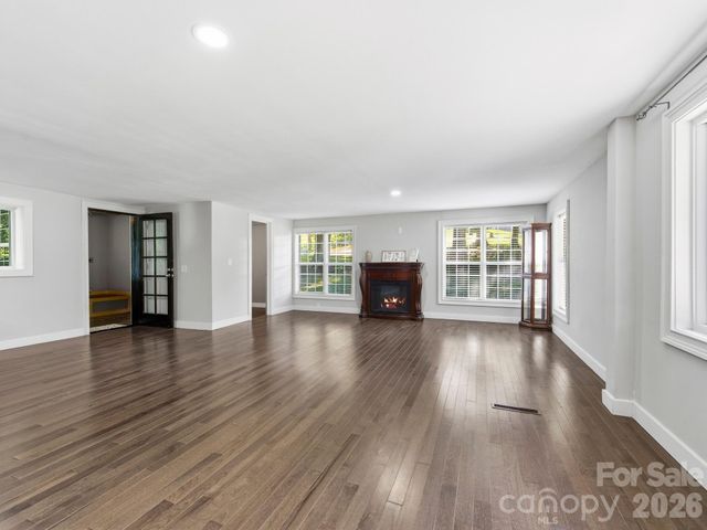 425 Lyndhurst Drive, Hendersonville, NC 28791
