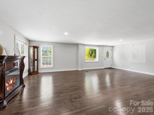 425 Lyndhurst Drive, Hendersonville, NC 28791